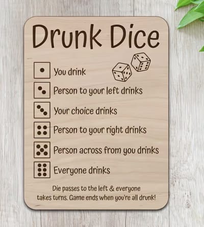 Drank spelletje - thuis - drinken - vrienden - gezellig - wijn - bier - vodka