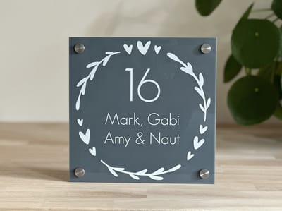 Naambordje / huisnummer voordeur krans hartjes 2 grijs