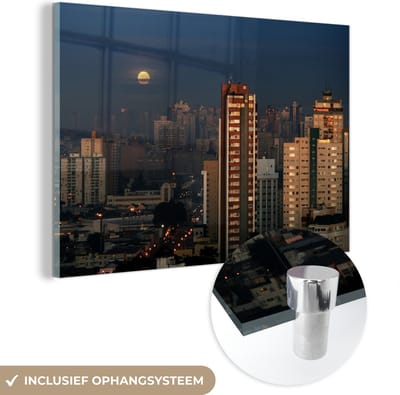 ® Glasschilderij 180x120 cm - Schilderij acrylglas - Wolkenkrabbers van Curitiba met de maan in Brazilië - Foto op glas - Muurdecoratie woonkamer - Wanddecoratie slaapkamer - Schilderijen
