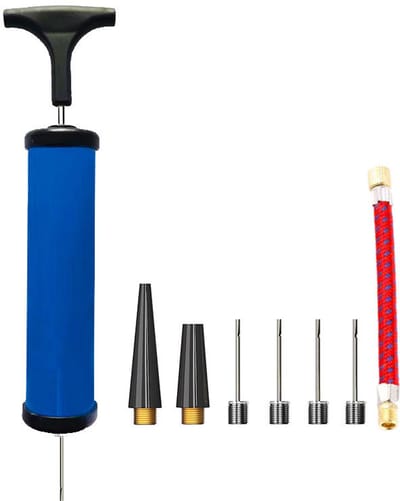 De ballenpomp wordt geleverd met 4 balpompnaalden- 2 mondstukken en 1 slang- geschikt voor voetballen- rugbyballen- volleybalballen- basketballen- handballen- ballonnen- zwemringen en andere opblaasbare ballen - blauw