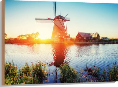 WallClassics - Hout - Zonlicht langs Hollandse Molen aan het Water - 100x75 cm - 9 mm dik - Foto op Hout (Met Ophangsysteem)