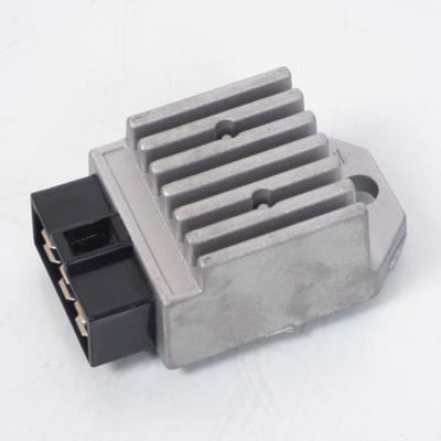 Régulateur redresseur de tension Top performances pour Moto Derbi 50 Senda DRD PRO 2005 à 2013 898891 Neuf
