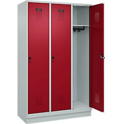 C+P Evolo Plus garderobekast, 3 vakken, 400 mm vakbreedte, met plint, rechts scharnierend, B 1200 x D 500 x H 1950 mm, draaigrendel, lichtgrijs/ruy rood