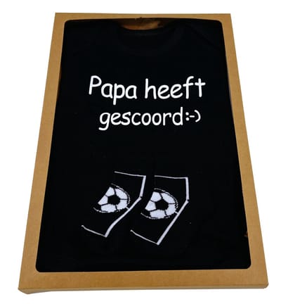 Kraamcadeau brievenbus - zwarte romper en babysokjes, rechtstreekse verzending met kaartje - kraamkado voetbal, kraamcadeau per post