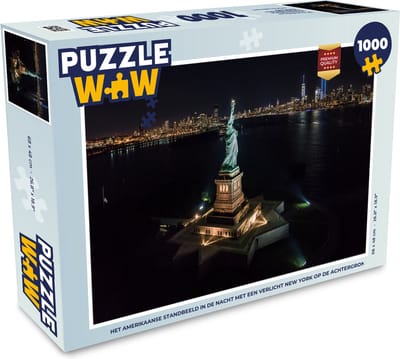 Puzzel Het Amerikaanse standbeeld in de nacht met een verlicht New York op de achtergrond - Legpuzzel - Puzzel 1000 stukjes volwassenen