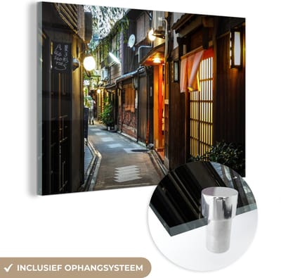 ® Glasschilderij 180x120 cm - Schilderij acrylglas - Een verlicht Japans steegje in de stad Kyoto - Foto op glas - Muurdecoratie woonkamer - Wanddecoratie slaapkamer - Schilderijen
