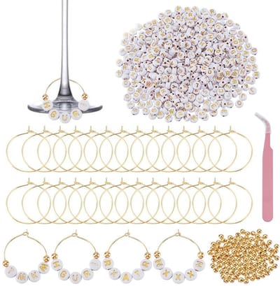 Dailygoods - 56 Sets Wijnglas Bedelringen met Witte Letterkralen en Gouden Kralen