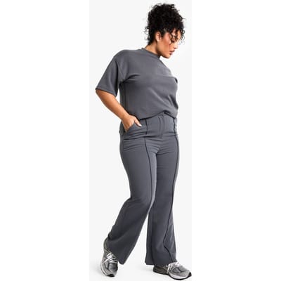 Dames BOOHOO BASICS PLUS FLARE LEG TAILORED TROUSER | Houtskool | Maat: 54