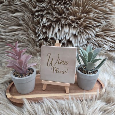 Robuust Wenstegeltje - Wine Please! – Luxe Wijn Tegel met Tekst – Leuk Cadeau voor Wijnliefhebbers en Gezellige Avonden - Trendy nu - Cadeau - Vrienden of Vriendinnen - Familie – Decoratief Tegeltje met Standaard – Cadeau Idee