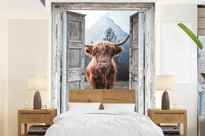 Behang - Fotobehang Schotse hooglander - Koe - Landelijk - Doorkijk - Breedte 205 cm x hoogte 280 cm