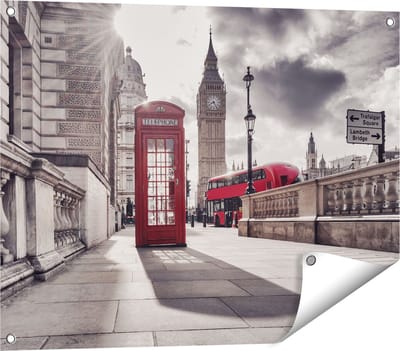 Gards Tuinposter Rode Telefooncel in Londen bij de Big Ben - 80x60 cm - Tuindoek - Tuindecoratie - Wanddecoratie buiten - Tuinschilderij