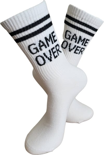 Verjaardags cadeau - Grappige sokken - GAME OVER sokken - leuke sokken - vrolijke sokken - witte sport sokken - tennis sokken - sport sokken - valentijns cadeau - sokken met tekst - aparte sokken - Sokken waar je vrolijk van wordt - maat 37-44