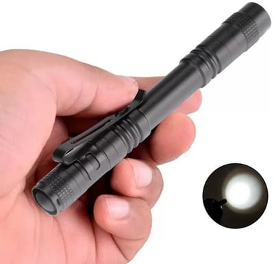 TLVX Militaire Mini Zaklamp LED 600 Lumen – Sterke Aluminium Zaklamp Pen 13cm – Waterdicht – Scouting – Bos – Camping – Vakantie – Survivallen – Veiligheid – Noodpakket licht – Compact Broekzak lamp – Kleding Clip - Noodverlichting