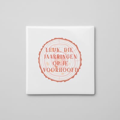 Grappige Nederlandse Tekst Keramische Tegel “Leuk, Die Jaaring(en) Op Je Voorhoofd” – Humor Wanddecoratie – 15 × 15 cm