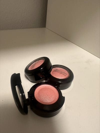 Oogschaduw roze | Make up | Parfum | Moederdag | Verjaardagscadeau| Cadeautje| Valentijnsdag| Kado | sieraden | vaderdag | oorbellen | oorsieraden