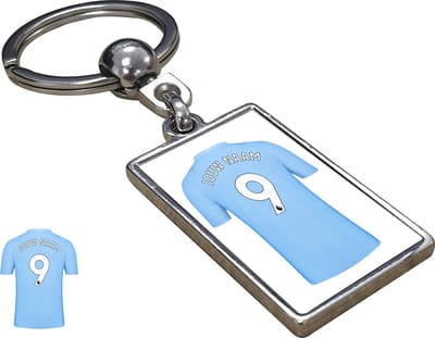 MCI Shirt met Jouw Naam - Seizoen 23/24 - Gepersonaliseerde Sleutelhanger met Jouw Naam en Nummer - Cadeau - Verjaardag - Kerst - Kado - Valentijn - Gepersonaliseerd Cadeau - Voetbal