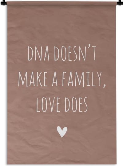 Wandkleed - Wanddoek - Engelse quote "DNA doesn't make a family, love does" met een hartje op een bruine achtergrond - 120x180 cm - Wandtapijt
