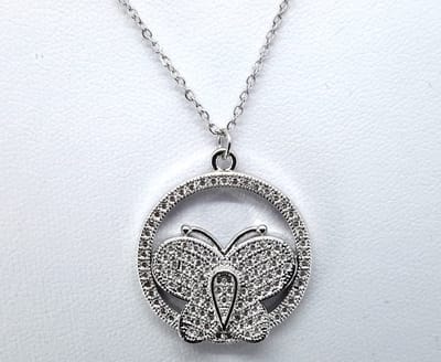 Vlinderdesign ronde hanger met Minimalistische schakelketting - RVS - Hanger - Vlinder - 2D - ingelegd met kleine, fonkelende zirkonia steentjes. Deze sieraden heeft een Chique en elegante uitstraling.
