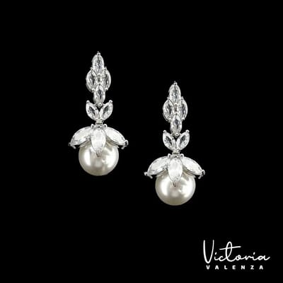 Victoria Valenza Zilverkleurige Oorbellen met Parels en Zirkonia Stenen - Oorhangers - Zilverkleurig - Parel oorbellen - Zirkonia