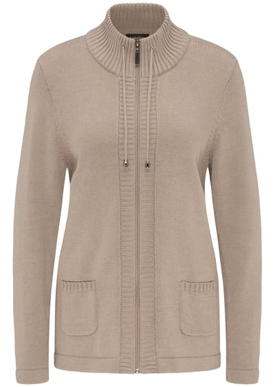 Dit mooie tricot jasje is met veel oog voor detail afgewerkt en is naar hartenlust te combineren. De hoogwaardige katoenmix maakt de lichte allrounder aangenaam zacht op de huid. - taupe - Gr. 44 van Goldner Fashion