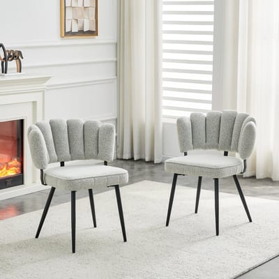 Set van 2 Europese eetkamerstoelen met bloemenmotief op de rugleuning en fluwelen bekleding. Lichtgrijs getextureerd fluweel + zwarte metalen poten, 80 cm hoog, voor woon- en eetkamer.