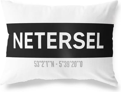 Tuinkussen NETERSEL - NOORD-BRABANT met coördinaten - Buitenkussen - Bootkussen - Weerbestendig - Jouw Plaats - Studio216 - Modern - Zwart-Wit - 50x30cm