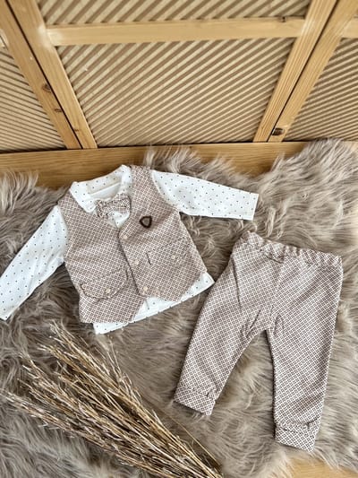 luxe baby pak -jongensset-jongenspak- drie delige katoenen baby set- vest (gilet), broek ,poloshirt met strikje-kleur beige bruin wit -18 tem 24 maanden maat 92