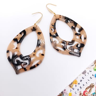 Jeannette-Creatief® - Resin - Barok Druppel Groot Tijger - Oorhangers - Oorbellen - Oorbellen Dames - Bruine oorbellen - Beige oorbellen - Resin oorbellen - Dames oorbellen - Druppelvormige oorbellen - Ibiza - Mocha Mousse - Herfstlook - Tortoise