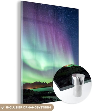 MuchoWow® Glasschilderij 120x160 cm - Schilderij acrylglas - Noorderlicht - Groen - Paars - Sterrenhemel - Meer - Berg - Foto op glas - Schilderijen
