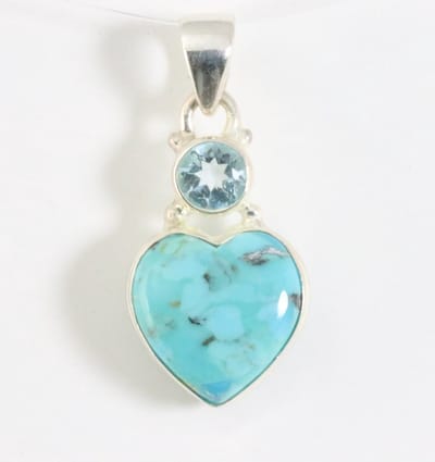 Hartvormige zilveren hanger met Arizona turkoois en blauwe topaas