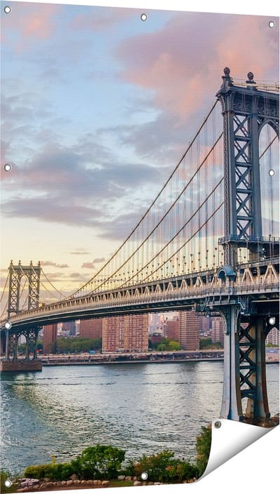 Gards Tuinposter Manhattan Bridge Brug in New York - 80x120 cm - Tuindoek - Tuindecoratie - Wanddecoratie buiten - Tuinschilderij