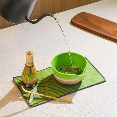 Parya - Matcha Set – 7-Delig – Matcha Thee Set Compleet – Inclusief Kom – Bamboe Klopper – Houder – Zeefje en Accessoires – Keramiek – Groen – Luxe Geschenkdoos