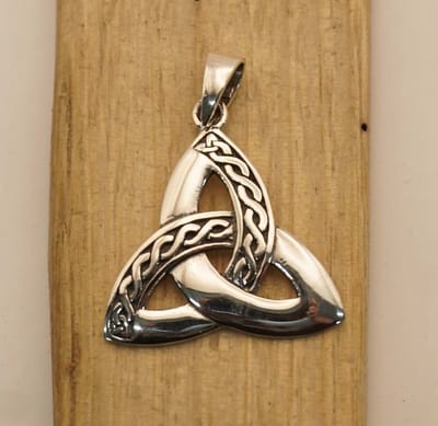 Sterling zilveren hanger triskel - triskel met keltische tekens hangertje van 925 zilver - celtic pendant silver - bedel voor aan ketting van een triskel - keltisch hanger van sterling zilver - pendants triskelion sterling silver