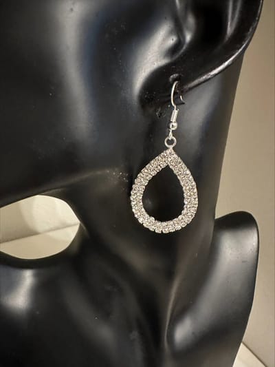 Strass waterdruppel oorbellen zilverkleurig || Make up | Parfum | Moederdag | Verjaardagscadeau| Cadeautje| Valentijnsdag| Kado | sieraden | vaderdag | oorbellen | oorsieraden