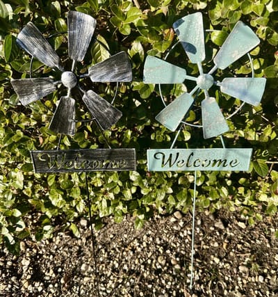 Metalen deco tuinstekers met windmolen "Windmolen + Welcome"- Set van 2 stuks - diverse kleuren - hoogte 60 x dia 14 x 1 cm - Tuinaccessoires - Tuindecoratie - Tuinstekers