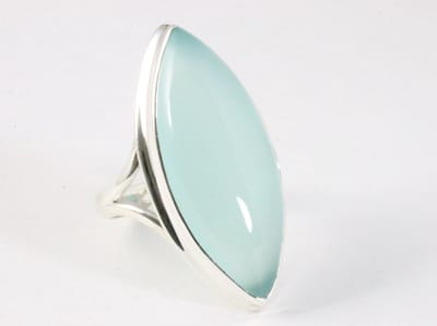 Langwerpige hoogglans zilveren ring met aqua chalcedoon - maat 16.5
