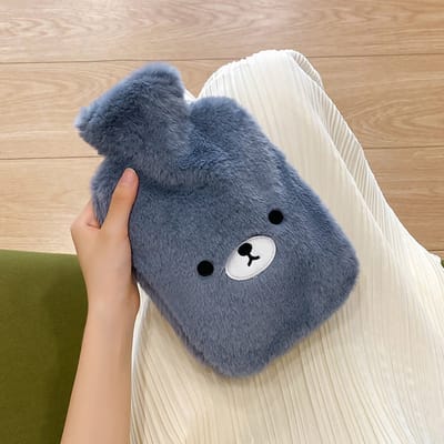 Kruik met Knuffel Hoes - 2 Liter Grote Zachte Waterfles - Verlichting voor Buikpijn en Rugpijn - Voor Volwassenen en Kinderen - Warmtekruik - Donkerblauw Beer - 33 x 20 cm - 1 Stuk