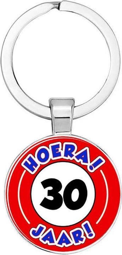 Akyol - Hoera 30 jaar Sleutelhanger - Verjaardag - Jarige job - Leuke kado voor iemand die bijna jarig is - 2,5 x 2,5 CM