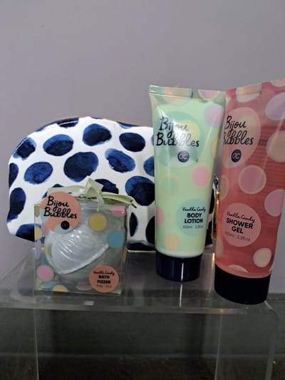 geschenk set vrouwen verjaardag - moeder dag - kerst - vriendin - douche gel - body lotion - toilet tas - bruisbal - vanille - candy