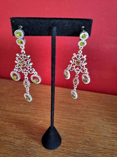 Oorbellen chique met bruine en groene steentjes | Oorbellen | Chique