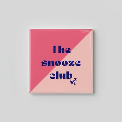 Slaapliefhebber Keramische Tegel – “The Snooze Club” Grappige Typografie Slaapkamer Wanddecoratie – 15 × 15 cm