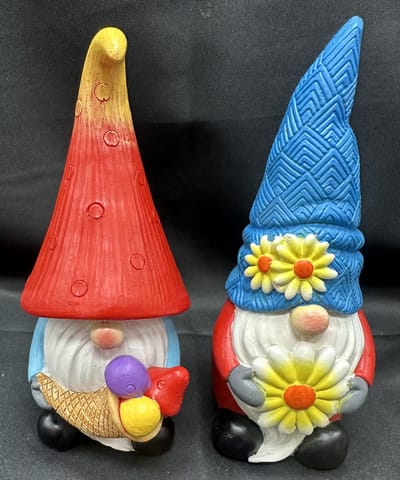 Polyresin tropische (tuin) kabouters " Kabouter met blauwe bloemen muts en Kabouter met rode muts en ijsje " - Set van 2 stuks - meerkleurig - Hoogte 13 x 8 x 6 cm - Woonaccessoires - Tuinaccessoires - Tuindecoratie