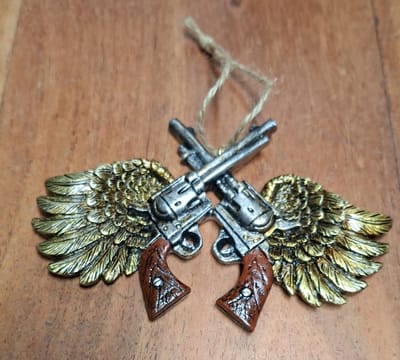 Decorative Gekruiste Revolvers met Vleugels - Polystone - Biker & Western Wanddecoratie - Hangend - 12,5 cm