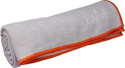YOGA "GRIP" handdoek met silicone nopjes aan onderzijde, formaat 183 x 61 cm, kleur lichtgrijs, lichtgewicht, voor extra hygiene, super absorberend, snel droogbaar, wasbaar, perfect voor op reis, soft touch, gerecycled materiaal. Perfecte grip!