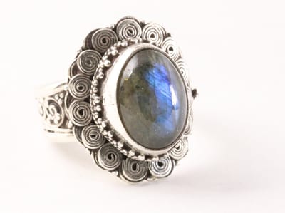 Traditionele bewerkte zware zilveren ring met labradoriet - maat 17.5