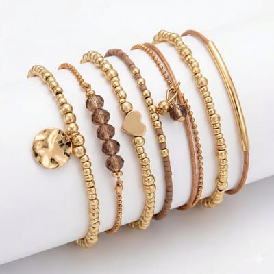 Set van 7 goudkleurige armbanden voor dames met kralen, bedels en bruinaccenten – dames armbanden set in natuurlijke tinten