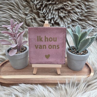 Robuust Wenstegeltje – Ik Hou van Ons – Hip trendy tegeltje – 10x10 cm – Cadeau voor Partner, Valentijn of Jubileum – Stijlvol en Persoonlijk Woonaccessoire - Zomaar - Voor jezelf – Trendy nu – Decoratief Tegeltje met Standaard – Cadeau Idee