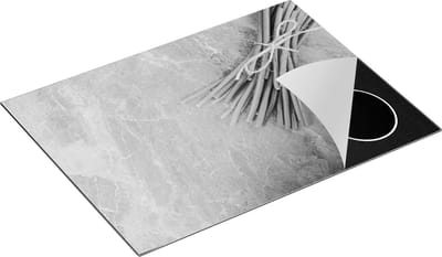 Chefcare Inductie Beschermer Sperziebonen op Grijze Marmer - Zwart Wit - 70x50 cm - Afdekplaat Inductie - Kookplaat Beschermer - Inductie Mat