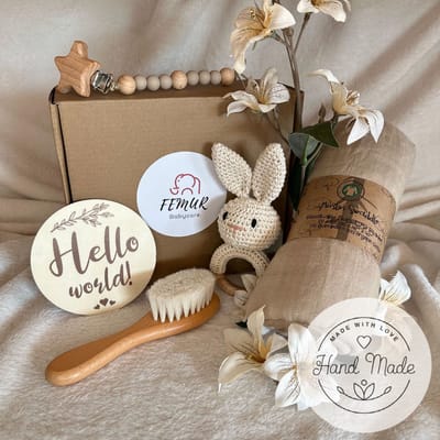Baby Geboorte Set – Baby Speelgoed – New Born Set – Geschenk Set - Kraamcadeau – Babyshower – Gender Reveal Party - Bijtring – Handgemaakt – Natuurlijke Materialen – Speenkoord - Konijn