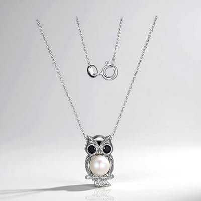 Cavill - 925 Sterling Zilver Ketting - 7mm Witte Zoetwaterparel en 0,224ct Zwarte Saffier - Elegante Uil Hanger - Modern & Feestelijk